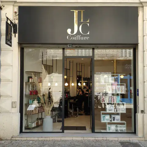 Fachada acristalada del salón con el expositor de producto