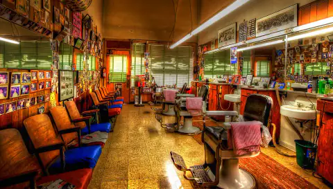 Barbería de sillones antiguos con las paredes llenas de recuerdos