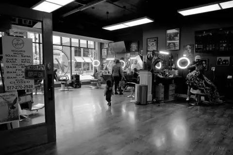 Sala del local, en blanco y negro, con los puestos alineados