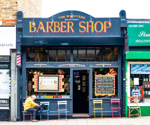 Fachada del local con el rótulo de la barbería sobre la puerta