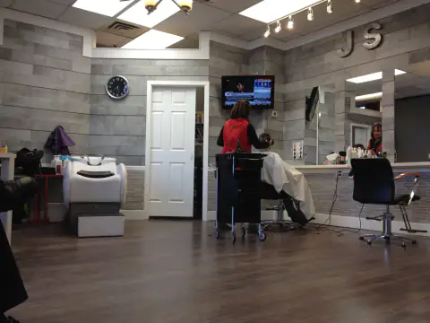 Salón moderno de paredes claras con los puestos y el suelo de madera