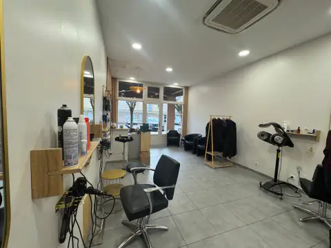 Sala de trabajo del salón con los sillones y los tocadores contra la pared